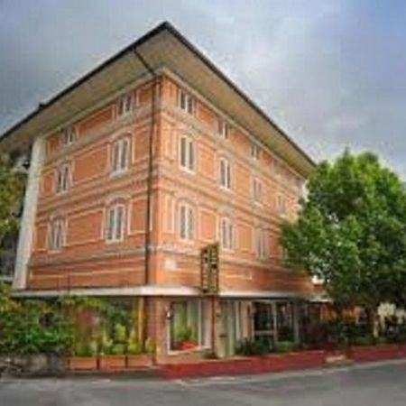 Hotel Casa Rossa Монтекатини-Терме Экстерьер фото